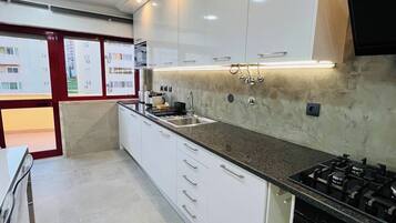 Een koelkast, een magnetron, een oven, een kookplaat