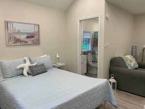 1 bedroom, desk, iron/ironing board, free WiFi - Private Beachy Tiny Home (Winterville)