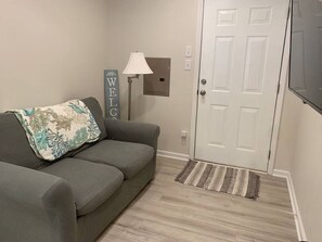 TV - Private Beachy Tiny Home (Winterville)