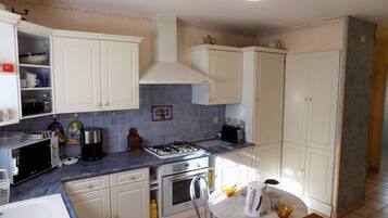 Réfrigérateur, micro-ondes, lave-vaisselle, grille-pain