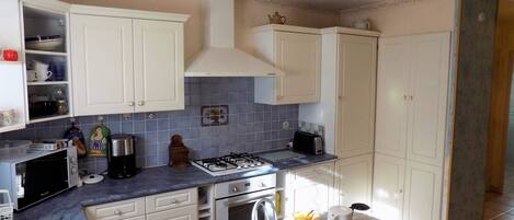 Jääkaappi, mikroaaltouuni, astianpesukone, leivänpaahdin