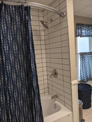 花灑/浴缸組合、提供毛巾、番梘、廁紙