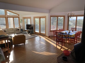 Smart TV, chimenea, libros y estéreo