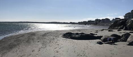 Playa en los alrededores, camastros y toallas de playa