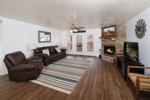 Smart TV, fireplace