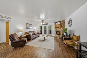 Living area - Cole's Condo: Comfort, Cozy, Convenient (Pigeon Forge)