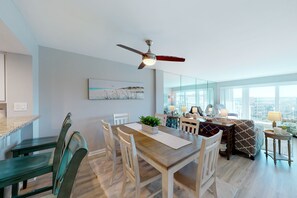 Dining - 7th floor condo in beachfront complex with pool, Gulf view, W/D, & fast WiFi (Fort Walton Beach)