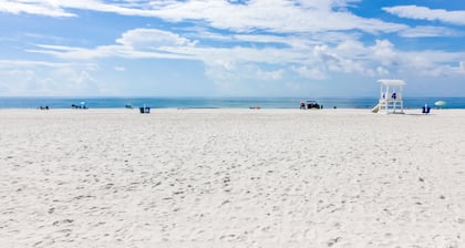Adorable condo across from the beach with fast WiFi and shared washer/dryer