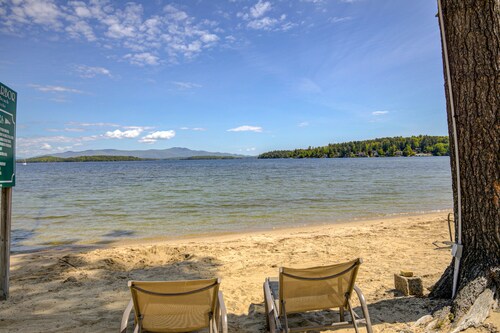 Conveniently located condo w/ a balcony, access to sports courts & private beach