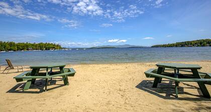 Conveniently located condo w/ a balcony, access to sports courts & private beach
