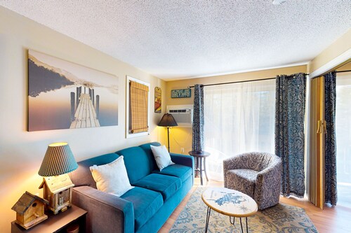 Conveniently located condo w/ a balcony, access to sports courts & private beach