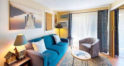 Conveniently located condo w/ a balcony, access to sports courts & private beach