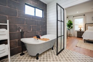 3 bedrooms, internet, bed sheets - Luxe retreat with hot tub and pool access, private W/D, grill, AC, & gas range (Koloa)