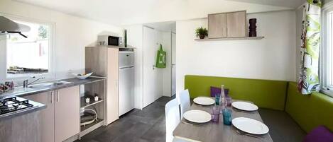 Fridge, coffee/tea maker