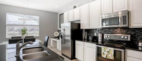 Geladeira, micro-ondas, fogão, cooktop