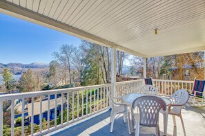Outdoor dining - Beautiful & convenient home close to lake with shared pool, WiFi, & central AC (Lake Junaluska)