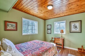 4 bedrooms, iron/ironing board, internet, bed sheets - Beautiful & convenient home close to lake with shared pool, WiFi, & central AC (Lake Junaluska)