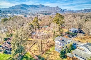 Exterior - Beautiful & convenient home close to lake with shared pool, WiFi, & central AC (Lake Junaluska)