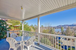 Outdoor dining - Beautiful & convenient home close to lake with shared pool, WiFi, & central AC (Lake Junaluska)