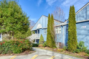 Exterior - Ground floor condo w/water views, central AC, fireplace, patio, WiFi, pool (Lake Junaluska)