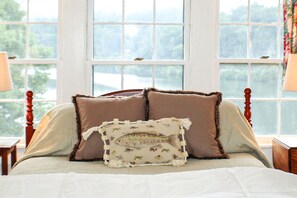 4 bedrooms, iron/ironing board, free Internet, bed sheets