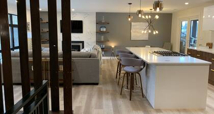 Diver Lake Dream- Entertainers kitchen, hot tub, large deck, fenced yard,gardens