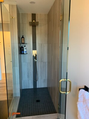Badewanne, Haartrockner, Handtücher, Seife