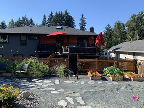 Exterior - Diver Lake Dream- Entertainers kitchen, hot tub, large deck, fenced yard,gardens (Nanaimo)