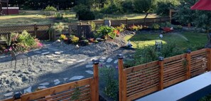 Property grounds - Diver Lake Dream- Entertainers kitchen, hot tub, large deck, fenced yard,gardens (Nanaimo)