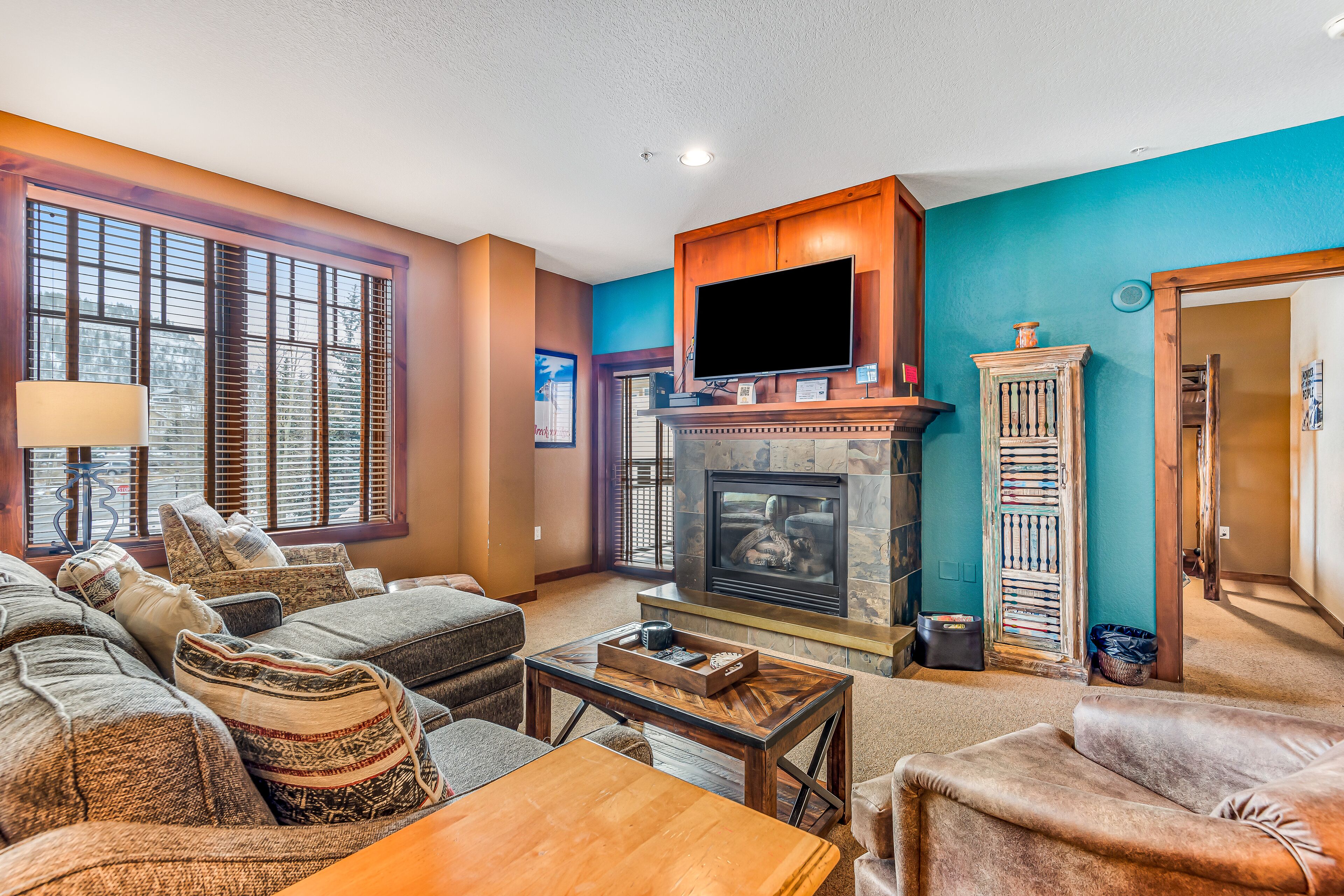 3rd-Floor Condo w/Balcony, Ski View, Gas Fireplace, Shared Outdoor Pool, Hot Tub