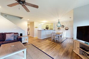 TV, caminetto, libri