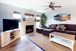 TV, caminetto, libri