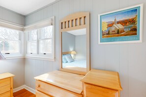 5 bedrooms, iron/ironing board, free Internet, bed sheets