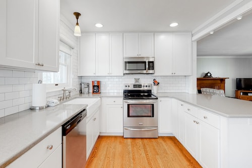 Friendly, spacious home with AC, washer/dryer, wood fireplace, & mountain view