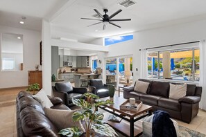 Smart TV, chimenea, futbolito, mesa de ping pong