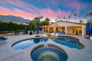 Piscina a l'aire lliure i piscina climatitzada 
