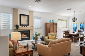 Een smart-tv, een open haard, tafelvoetbal en een tafeltennistafel