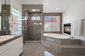 Bathtub, hair dryer, towels, soap - Gorgeous Spacious Villa in Palm Springs, sitting on half an acre! (Palm Springs)