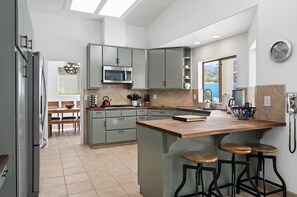 Frigorífic, microones, forn i placa de cuina 