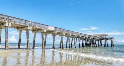 Oceanfront townhome with a lovely ocean view, washer/dryer & central AC
