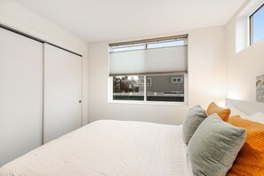 3 bedrooms, free Internet, bed sheets