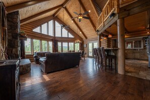 Fernseher, Kamin, Arbeitsbereiche