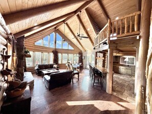 TV, fireplace, offices - Near Zion National Park! Modern cabin with panaramic views. Pet Friendly! (Orderville)