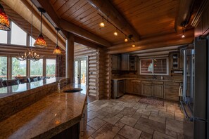 Fridge, microwave, oven, stovetop - Near Zion National Park! Modern cabin with panaramic views. Pet Friendly! (Orderville)