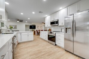 Refrigerador, microondas, horno y parrilla de estufa 