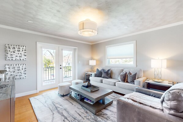 Televisio, pöytätennispöytä, kirjoja, suoratoistopalvelut