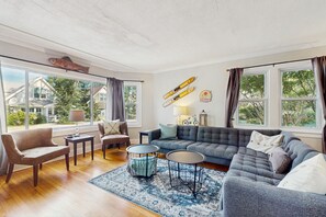 Fernseher, Bücher, Stereoanlage