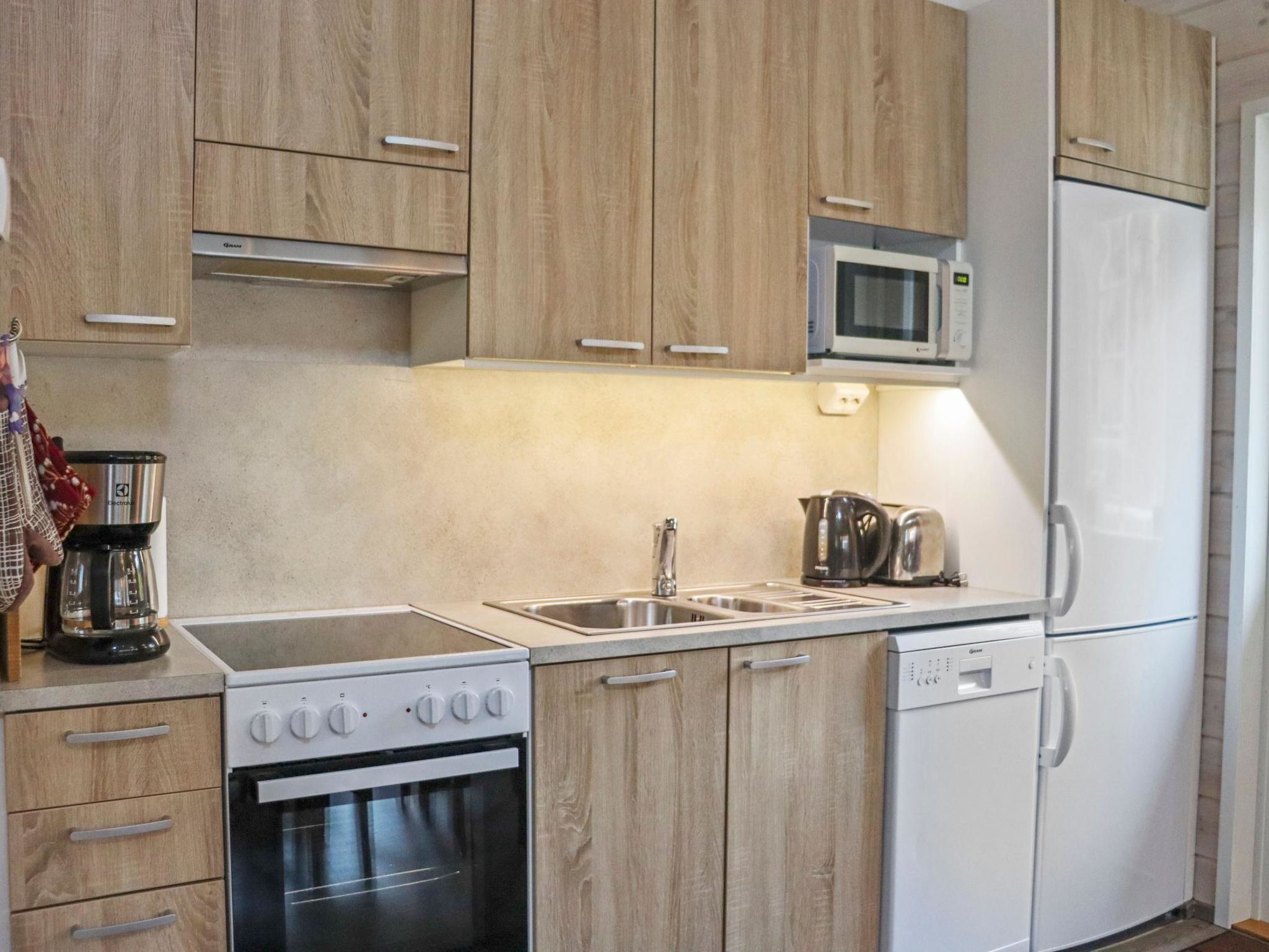 Kühlschrank, Mikrowelle, Geschirrspüler, Kochgeschirr/Geschirr/Besteck