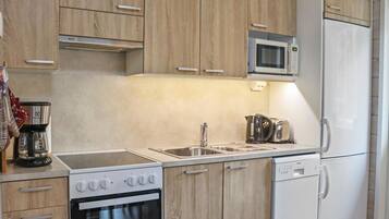 Frigorifero, microonde, lavastoviglie, pentole/stoviglie/utensili