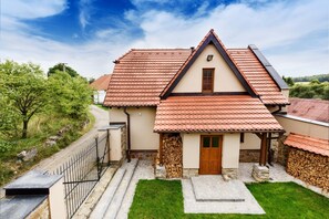 Villa | 2 bedrooms, iron/ironing board, free WiFi, bed sheets